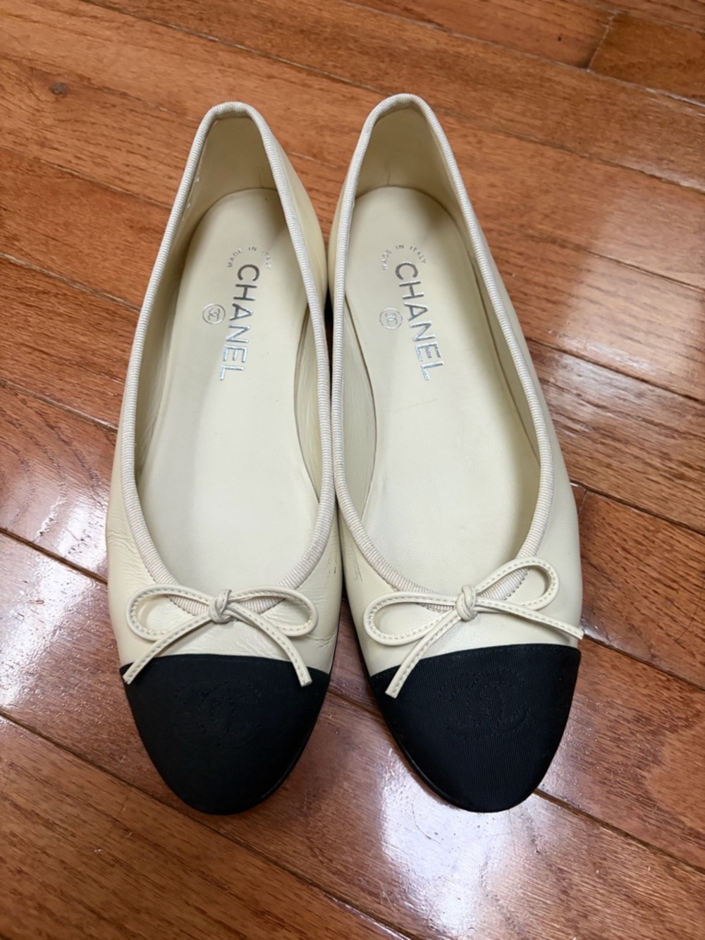 CHANEL Two-Tone Cap-Toe Ballet Flats in Cream and Black - Picture 5 of 6